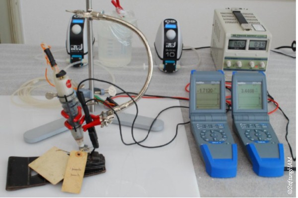 Traitement de réduction d'un sceau en plomb à l'aide du nouveau pinceau électrolytique, Pléco